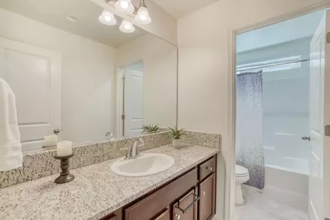 Bath - 933 Winchell Way W, Madera, CA 93636 photo 2 of 2