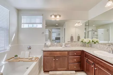 Bath - 933 Winchell Way W, Madera, CA 93636 photo 1 of 2