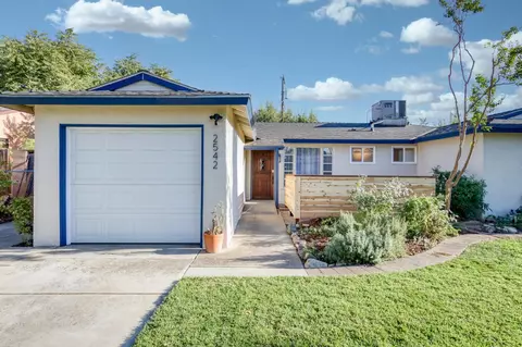 2542 E Ashcroft Ave, Fresno, CA 93726