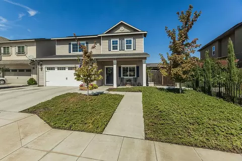 4053 Rialto Ave, Clovis, CA 93619