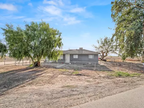 9707 S Henderson Rd, Raisin City, CA 93652
