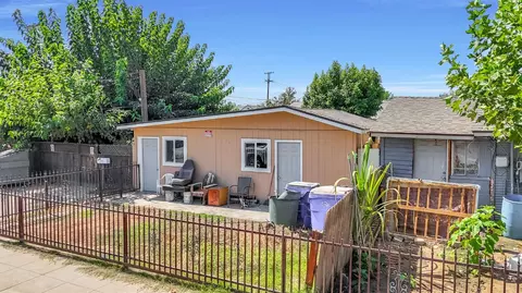 Exterior - 255 J St, Parlier, CA 93648 photo 3 of 5