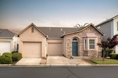 685 W Edinburgh Ln, Clovis, CA 93619