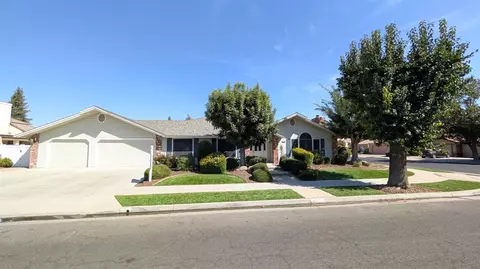 905 Suburban Ave, Madera, CA 93637