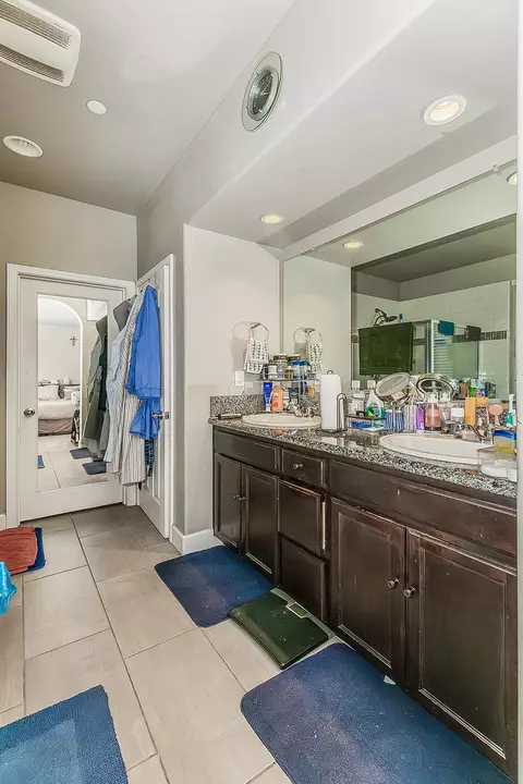 Bath - 3549 Taylor Ln, Clovis, CA 93619 photo 3 of 4