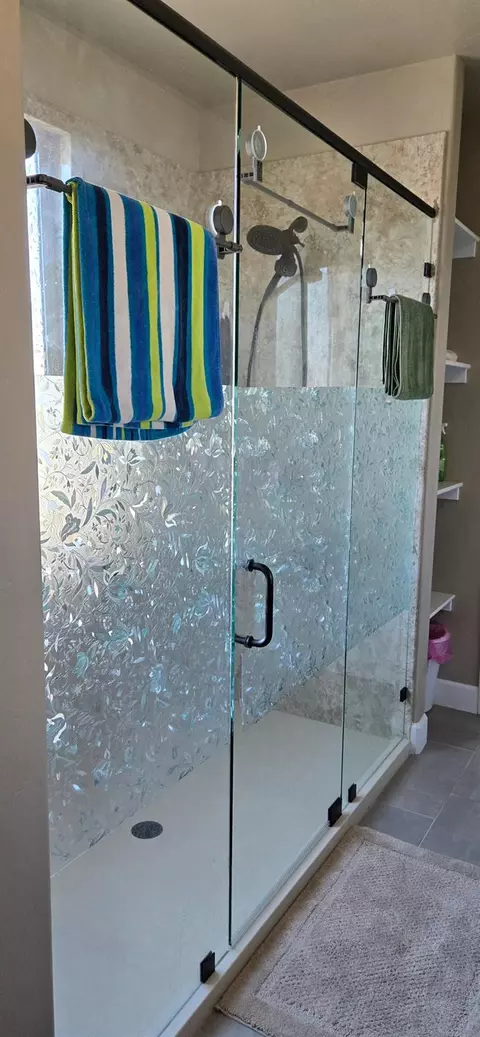 Bath - 3549 Taylor Ln, Clovis, CA 93619 photo 2 of 4