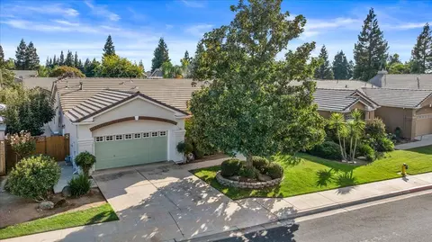 2484 Twain Ave, Clovis, CA 93611