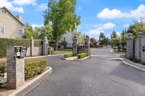1093 E Monticello Cir, Fresno, CA 93720