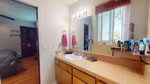 Bath - 17841 Rodeo Dr, Madera, CA 93638 photo 2 of 4