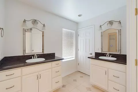 Bath - 17841 Rodeo Dr, Madera, CA 93638 photo 1 of 4