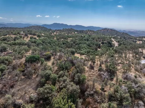 51276 Geranium Ln, Yokuts Valley, CA 93675 photo 2