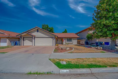 2465 Meadowrest Way, Madera, CA 93637