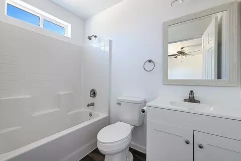 Bath - 1312 Carrey Ave, Madera, CA 93638 photo 1 of 3