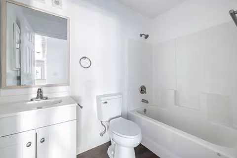 Bath - 1312 Carrey Ave, Madera, CA 93638 photo 2 of 3