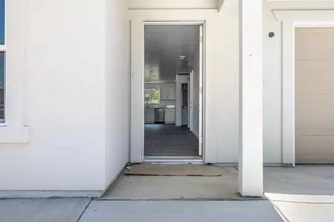 Entry Way - 1312 Carrey Ave, Madera, CA 93638 photo 1 of 3