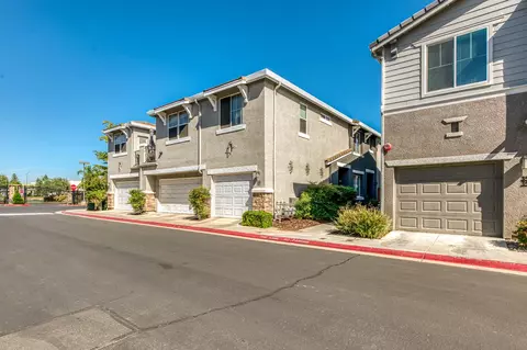 373 N Amedeo Ln, Clovis, CA 93611
