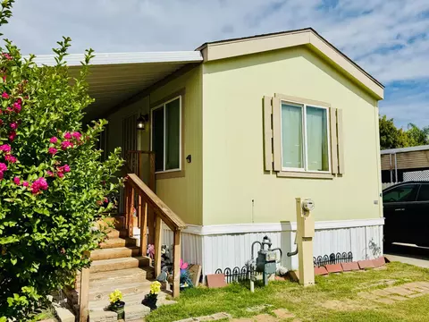 1218 E Cleveland Ave #4, Madera, CA 93638