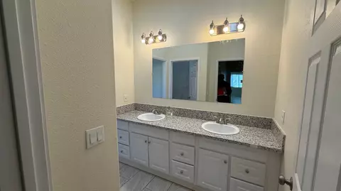 Bath - 2772 Valley View St, Selma, CA 93662 photo 2 of 5