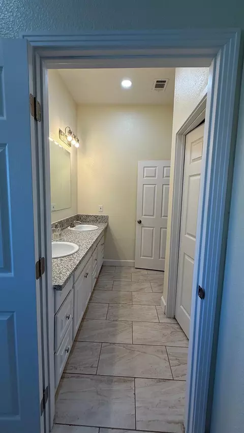 Bath - 2772 Valley View St, Selma, CA 93662 photo 3 of 5