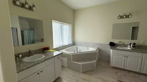 Bath - 2772 Valley View St, Selma, CA 93662 photo 4 of 5