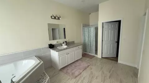 Bath - 2772 Valley View St, Selma, CA 93662 photo 5 of 5
