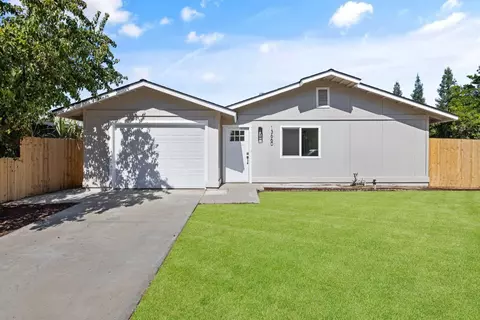 13660 E 3rd St, Parlier, CA 93648