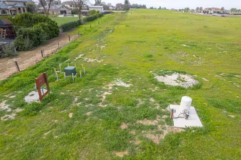 2 Biglione Dr, Clovis, CA 93619 photo 4