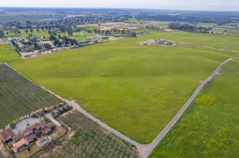 2 Biglione Dr, Clovis, CA 93619 photo 2