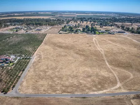 2 Biglione Dr, Clovis, CA 93619