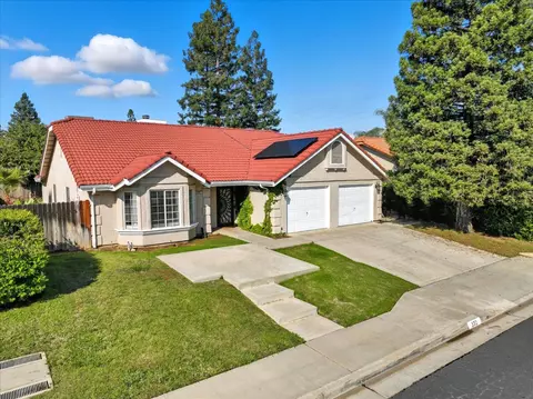 332 Magnolia Ave, Clovis, CA 93611
