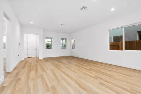 348 Peters Ln S, Madera, CA 93636