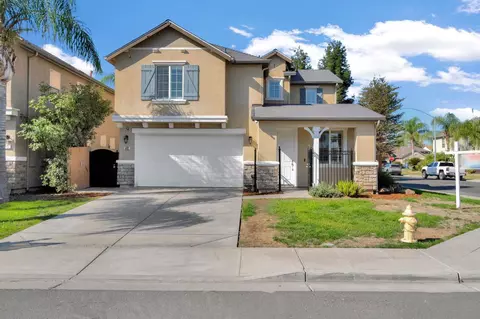 692 Blueberry Ln, Madera, CA 93638