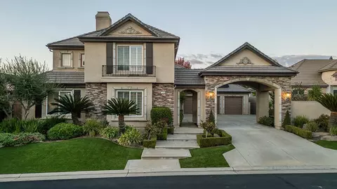 1378 E Glenlake Ln, Fresno, CA 93730
