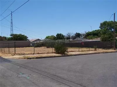 310 W 8th St, Madera, CA 93637