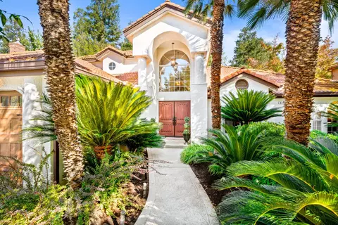 841 E Country View Cir, Fresno, CA 93730