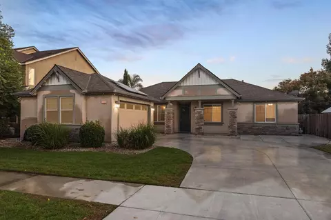 1486 Azalea St, Kingsburg, CA 93631