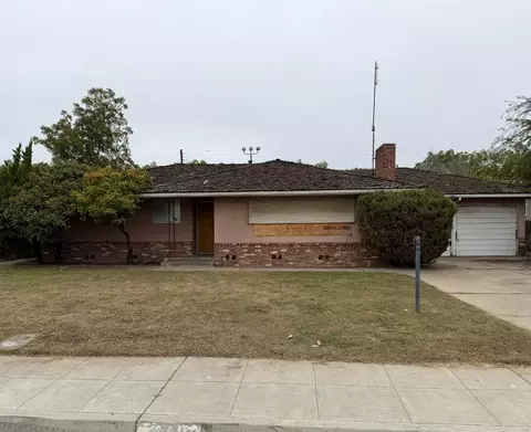 880 I St, Parlier, CA 93648