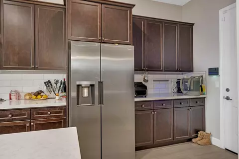 Kitchen - 1053 Beaver Pond, Madera, CA 93636 photo 7 of 9