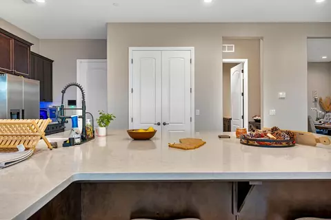 Kitchen - 1053 Beaver Pond, Madera, CA 93636 photo 4 of 9