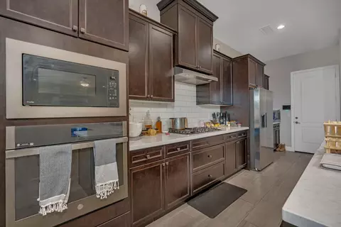 Kitchen - 1053 Beaver Pond, Madera, CA 93636 photo 5 of 9