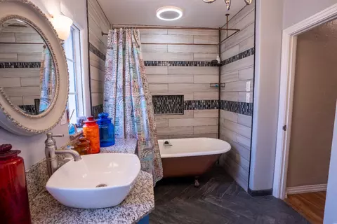 Bath - 2002 Merced St, Selma, CA 93662 photo 6 of 6