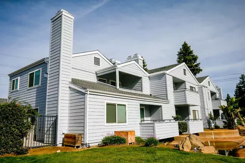 7675 N First St #225, Fresno, CA 93720