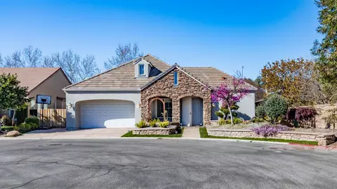 11 W Serena Ave, Clovis, CA 93619