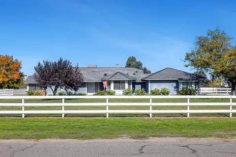 12804 E Alamos Ave, Sanger, CA 93657