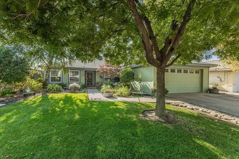 2820 Riverview Dr, Madera, CA 93637