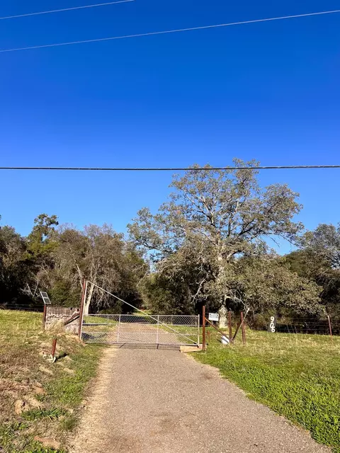 906 Elwood Rd, Yokuts Valley, CA 93675