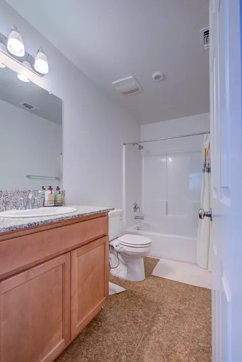 Bath - 2010 Conadria Ave, Chowchilla, CA 93610 photo 2 of 2
