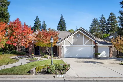 920 E Windsor Cir, Fresno, CA 93720