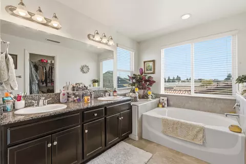 Bath - 2449 Lombard Ln, Clovis, CA 93619 photo 4 of 4