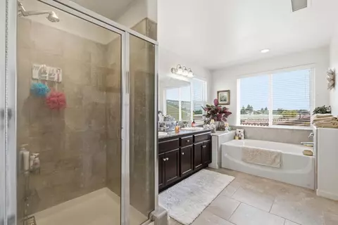 Bath - 2449 Lombard Ln, Clovis, CA 93619 photo 3 of 4